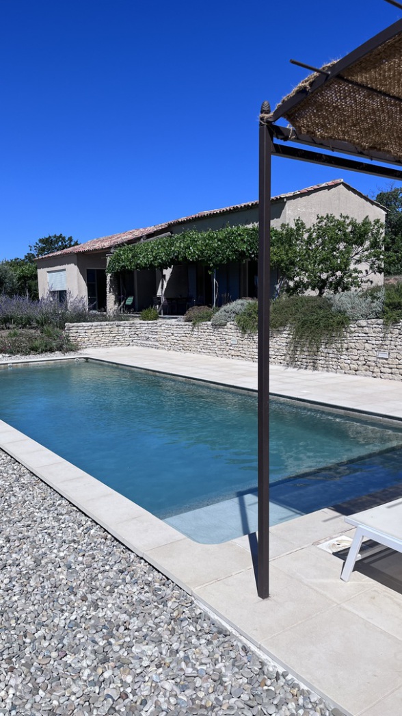 Villa und Pool - mit Blick auf Luberon